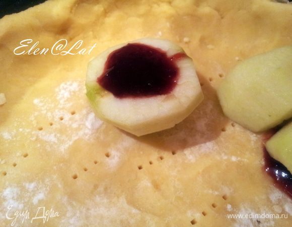 Яблоки очистить, разрезать пополам, удалить сердцевину . В серединку положить варенье или джем. Яблоки уложить на тесто круглой стороной вверх.