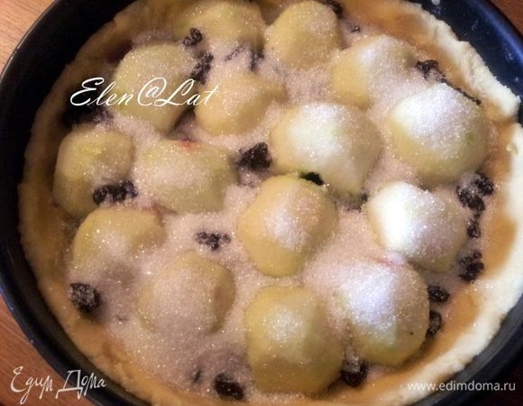  Засыпать смешанным с сахаром изюмом.