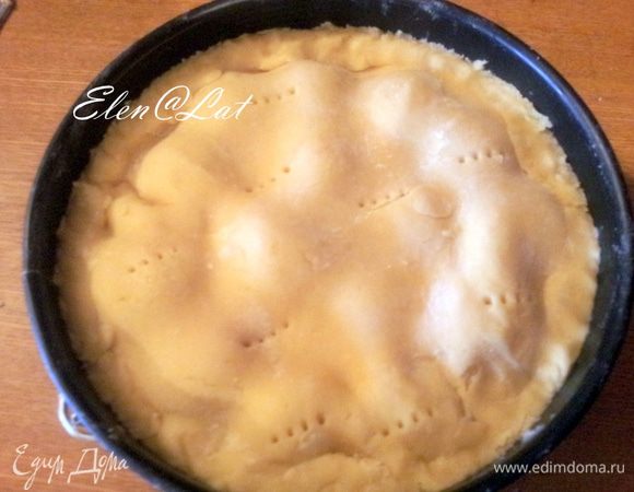 Оставшееся тесто раскатать и накрыть им яблоки.