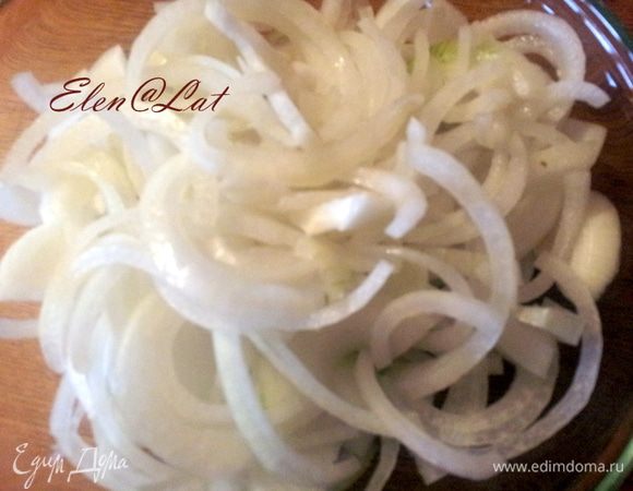 Репчатый лук нарезать полукольцами. Замариновать в лимонном соке поперчить оставить на 30 минут.