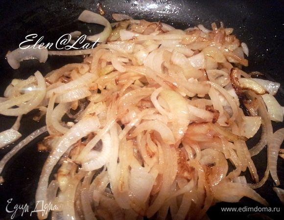 Лук обжарить в растительном масле.