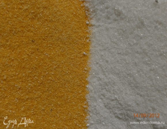 В миске перемешать пшеничную муку, кукурузную муку, сахар, соль.