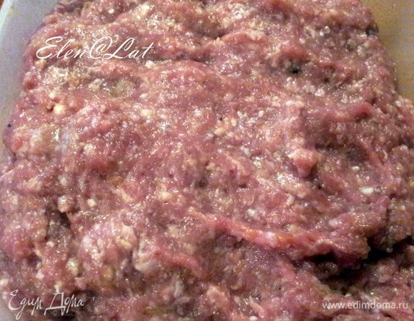 Приготовить фарш, добавить чеснок, хлеб, замоченный в воде, соль, перец и  добавить воду для сочности, хорошо вымесить. Фарш поставить в холодильник минут на 30.