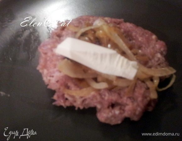 Из охлажденного фарша сформировать лепешку, положить столовую ложку обжаренного репчатого лука и кусочек брынзы.