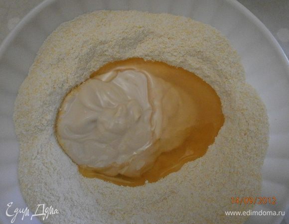 В смеси сделать воронку и влить растительное масло и йогурт. Если у вас йогурт сладкий, то уменьшите количество сахара.