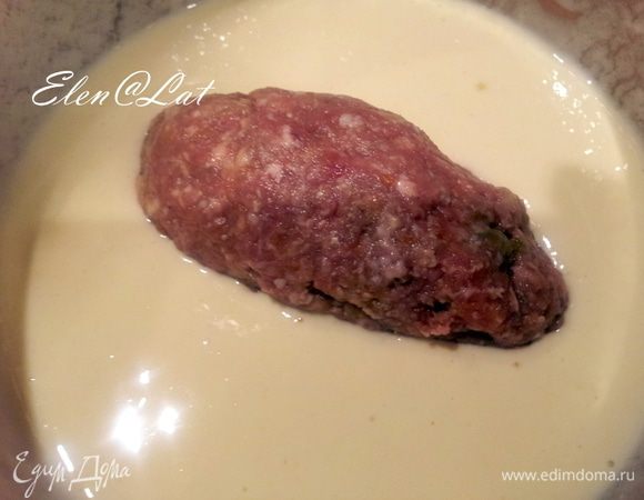 Окунать по очереди зразы в кляр 