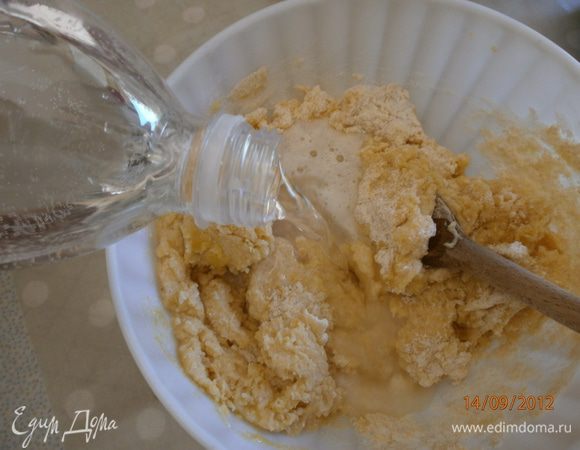 Постепенно в тесто наливать газированую воду, всё время перемешивая массу. У меня ушло примерно 50 мл. Если в тесто вы вливаете питьевой йогурт, то воды соответственно уйдет меньше. Тесто будет по консистенции примерно как на оладьи. В шаге №6 хорошо видно.