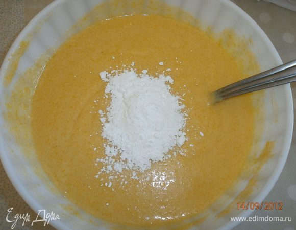 В последнюю очередь всыпать разрыхлитель и быстро всё перемешать.