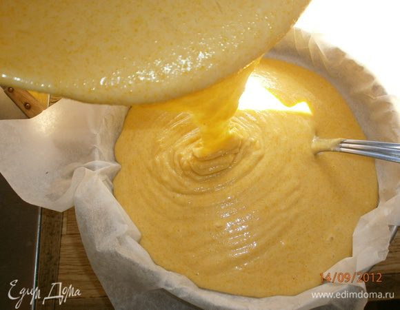 Вылить тесто в форму. У меня была на 24 см в диаметре. Форму выстелить бумагой для выпечки.