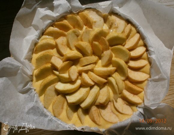 Яблоко очистить и порезать на дольки. Выложить на тесто. У меня на даный момент было 3 небольших яблока сорта "Ренет Канада". Подойдут любые ароматные кислые яблоки осенних сортов: "Ранет", "Антоновка"....или какие есть.