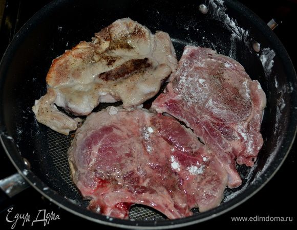 Разогреть раст.масло на большой сковороде.Свиные отбивные посолить и поперчить. В муке с обеих сторон обвалять.Выложить на разогретую сковороду и  готовить по 3-4мин.сторона.Готовые отбивные отложить на тарелку.