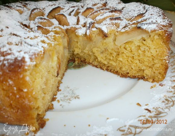 Пирог получился мягкий, в меру сладкий с кислинкой яблок и с нежной рассыпчатостью из-за кукурузной муки. Такой себе деревенский пирог или как говорят итальянцы - "рустико".