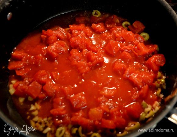 На сковороду добавить 1ч.л  раст.масло,чеснок .Как чеснок даст запах добавить вино,оливки и томаты.Готовить 2мин.