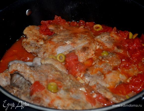 Вернуть свиные отбивные на сковороду,готовить несколько минут.