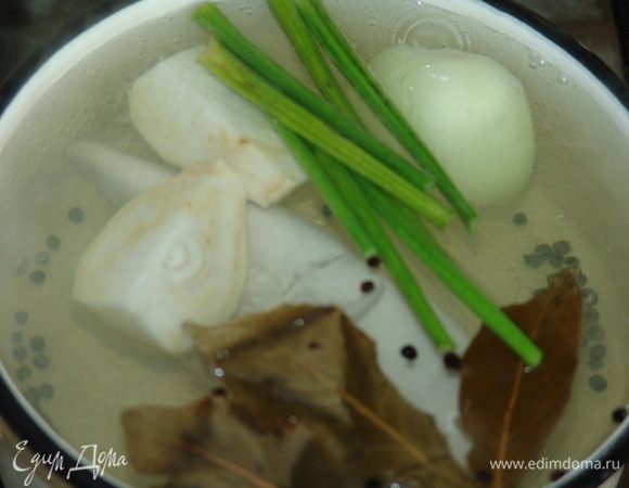 Промываем телячий язык, отвариваем с сельдереем (я использовала и корни и стебли), репчатым луком, лавровым листом, черным перцем и солью. Готовый язык вынуть из бульона и окунуть в холодную воду. 

