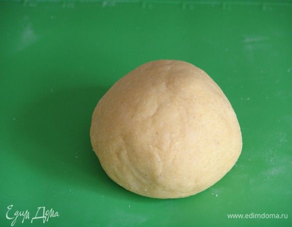 Замешиваем крутое тесто, даем ему немного постоять.



