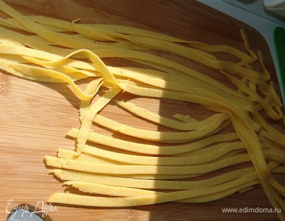 Нарезаем на лапшу, немного подсушиваем.