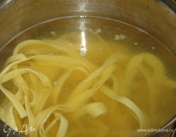 Бульон из под языка процеживаем. Если вкус получился слишком насыщенным - разводим с водой. В бульоне отвариваем домашнюю лапшу. 