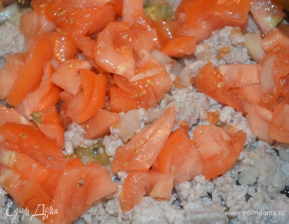 добавляем мелко нарезанные помидоры и тушим все без крышки еще минут 10, солим и перчим