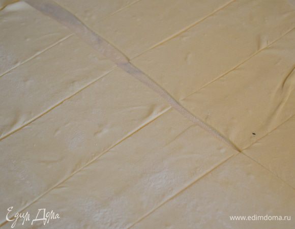 Тесто раскатать в тонкий пласт и нарезать на прямоугольники произвольной формы