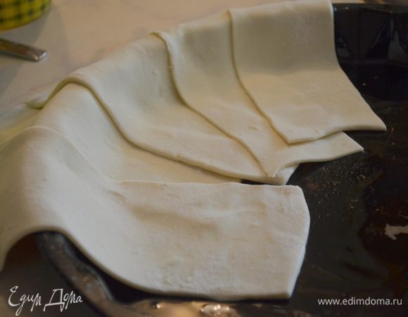 Форму для пирога (у меня 28 см) промазать ратсительным маслом и вылажить пласты теста по краю всей формы так,чтобы примерно половина свисала...пласты укладываем внахлест, чтобы не было щелей! это важно! Места наложений придавливаем!