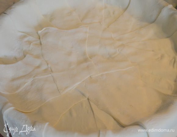 так выкладываем сначала по кругу, а затем и в центре укладываем такие "заплатки"