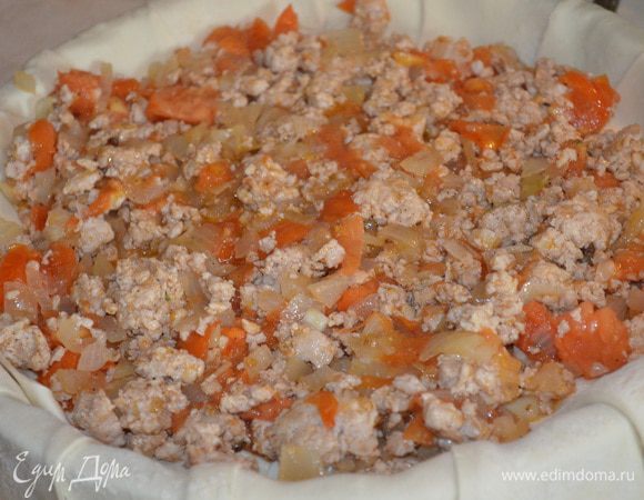 на тесто выкладываем начинку