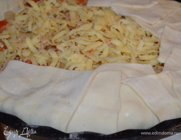 теперь свисающие края накладываем на начинку, также по всему кругу