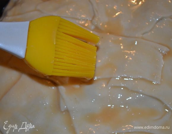 смазываем яйцом, присыпаем кунжутом.