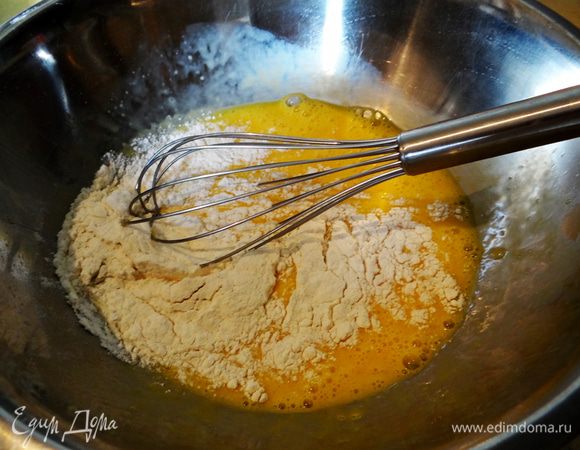 Яйца взбить с мукой, постепенно добавляя молоко.