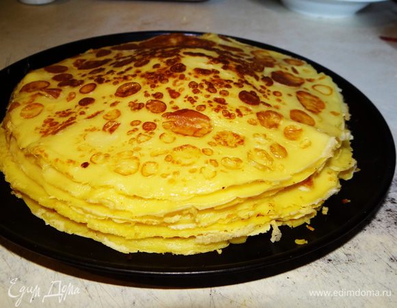 Напечь блинчиков, желательно не таких тоненьких как на Масленицу, а потолще, так как в данном случае блины у нас выполняют роль коржей.  (На фото примерно половина порции, которая у меня получилась)