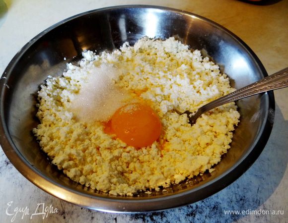 Готовим крем. Творог протереть через сито, смешать с сахаром, желтками и ванилью.