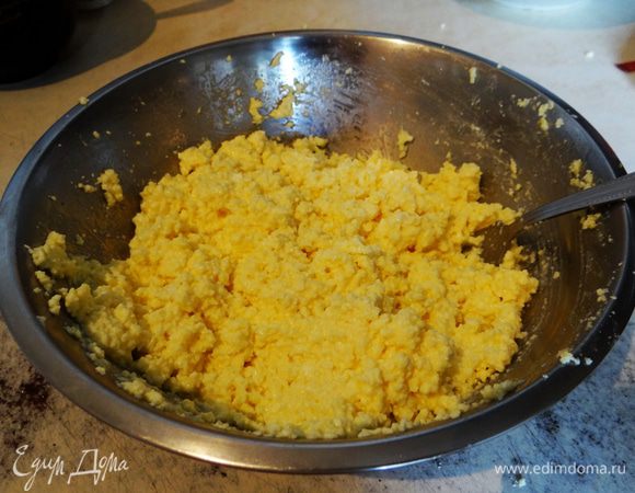 Добавить мягкое сливочное масло, хорошенько все перемешать.