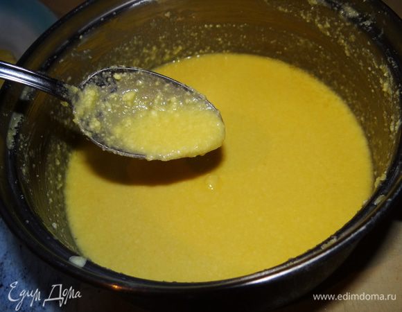 Поставить на маленький огонь, постоянно мешая довести до кипения. Варить 2-3 минуты до загустения. У меня крем не очень загустел, но когда он остынет, то ещё немного загустеет, не переживайте.