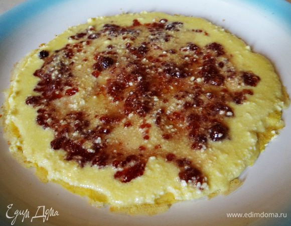 Каждый блинчик промазать тонко кремом, а сверху - джемом.
Поставить в холод на 2-3 часа.

