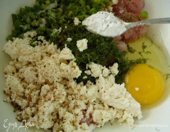 Приготовить фарш. Добавить яйцо, зелень, творог, крахмал. Посолить, поперчить, перемешать.