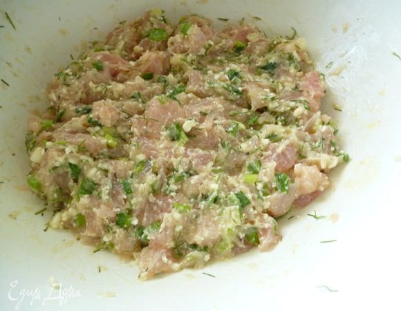 Добавить сметану и опять хорошо перемешать фарш, помять руками. Поставить в холодильник на 30 минут. Фарш можно приготовить с вечера и пожарить котлетки утром.