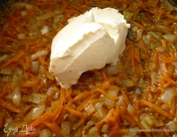 А можно потушить их в соусе. Репчатый лук мелко нарезать, морковь натереть на крупной терке. Слегка обжарить их на медленном огне в масле, на котором жарились котлетки, добавить сметану (у меня сметана с рынка, домашняя, густая) или сливки.