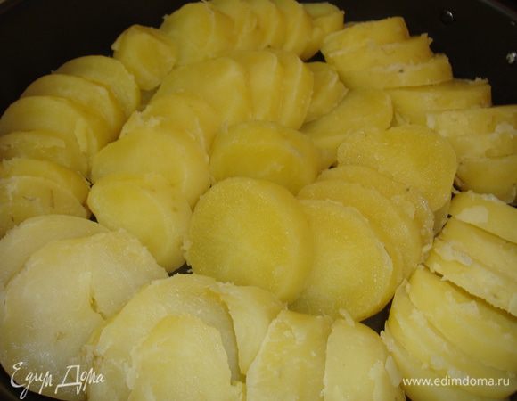 <font style="vertical-align: inherit;"><font style="vertical-align: inherit;">Картофель вымыть и отварить до готовности. </font><font style="vertical-align: inherit;">Обдать холодной водой, очистить от кожи и нарезать кружочками. Уложить в</font><font style="vertical-align: inherit;"> смазанную жиром форму для запекания.</font></font>