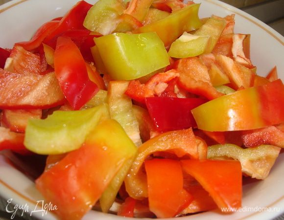 <font style="vertical-align: inherit;"><font style="vertical-align: inherit;">Очистить от кожицы стручки сладкого перца, разрезать их пополам, удалить семена и нарезать.</font></font>