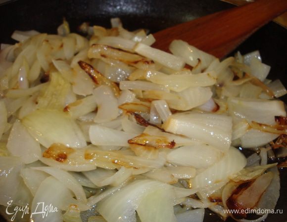 <font style="vertical-align: inherit;"><font style="vertical-align: inherit;">Репчатый лук очистить от шелухи, разрезать пополам, нарезать дольками и обжарить на растительном </font><font style="vertical-align: inherit;">масле до золотистого цвета.</font></font>