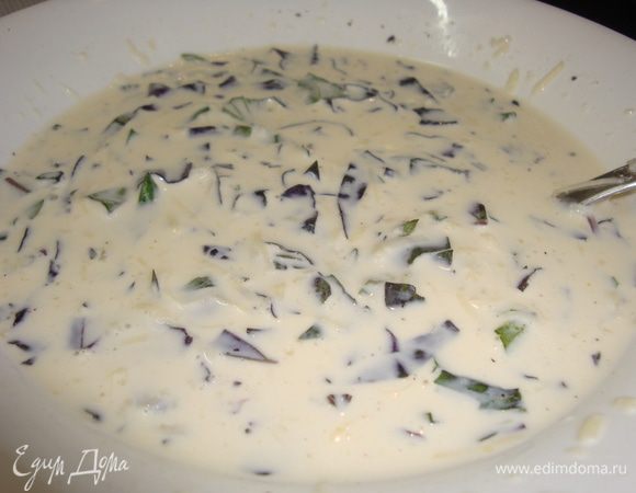 <font style="vertical-align: inherit;"><font style="vertical-align: inherit;">Зелень вымыть. </font><font style="vertical-align: inherit;">Листики оборвать и порубить. </font><font style="vertical-align: inherit;">Взбить ее со сметаной, сливками, желтками, солью, перцем и 50 г сыра.</font></font>