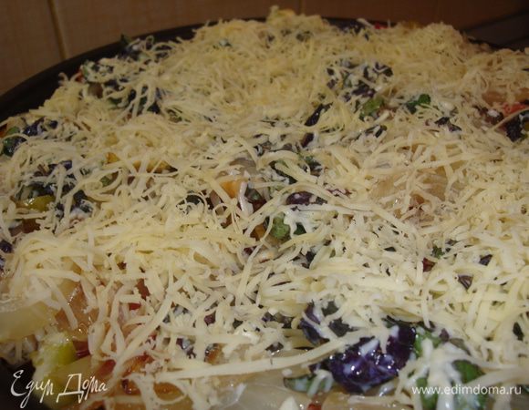 <font style="vertical-align: inherit;"><font style="vertical-align: inherit;">На картофель выложите перец, затем </font></font>—<font style="vertical-align: inherit;"><font style="vertical-align: inherit;"> обжаренный лук. Залейте сметанным соусом. </font><font style="vertical-align: inherit;">Посыпать оставшимся сыром и запекать около 40 минут при 180</font></font>°C.