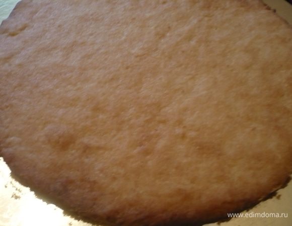 Затем достать тесто.Раскатать его в форме 22-23 см. Поставить в духовку нагретую до 180 гр и выпекать до золотистого цвета 15-20 минут. Затем достать, остудить.