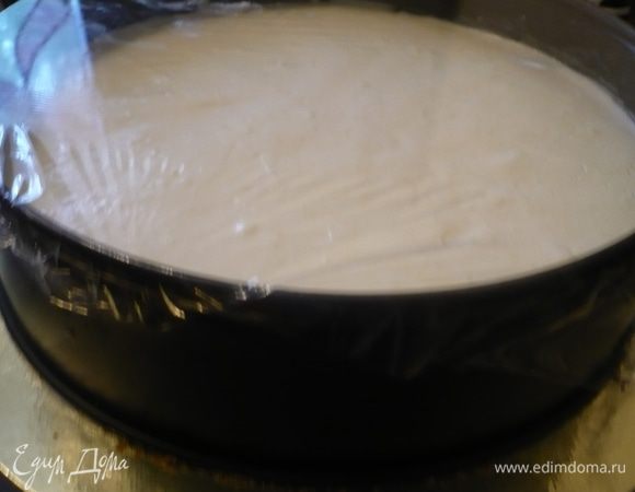 Вокруг коржа одеть бортик. Вылить крем сверху. Накрыть пленкой и убрать в холодильник. Украсить по желанию.
Приятного аппетита!!!