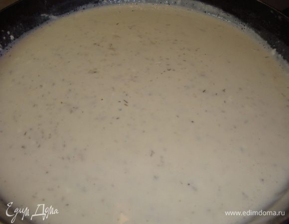 Муку подсушить в предварительно разогретом слив.масле. Помешивая, влить молоко. Добавить плавленный сыр с травами. Когда он расплавится, смесь посолить, поперчить и приправит по вкусу мускатным орехом.