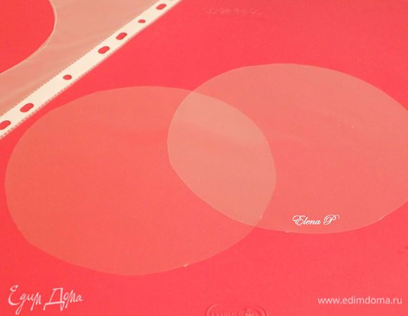 Из мягких файловых папок вырезать нужное количество кругов диаметром 15 см.