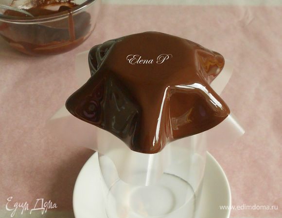 С помощью лопатки или широкого ножа подденьте снизу кружок и перенесите на перевёрнутый вверх дном стакан или чайную чашку. Сформируйте аккуратные волны и уберите в холодильник. Проделайте это со всеми кружочками.