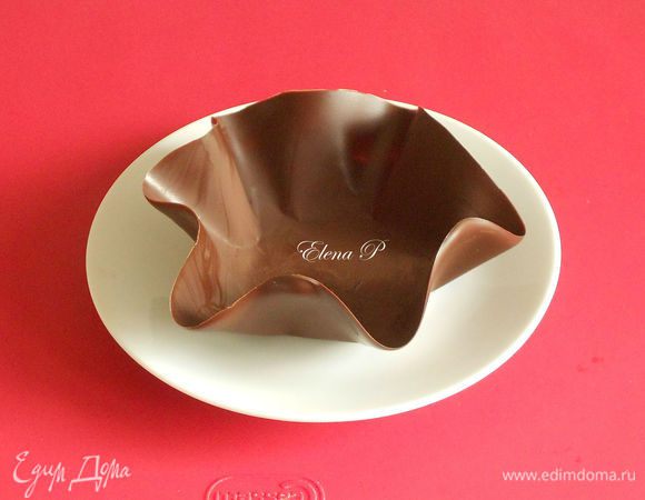 Получаются вот такие чаши.
Для начинки взбейте в миске яичный желток с сахаром до однородности, добавьте ванильную эссенцию и маскарпоне. Хорошо перемешайте до кремообразной  консистенции.