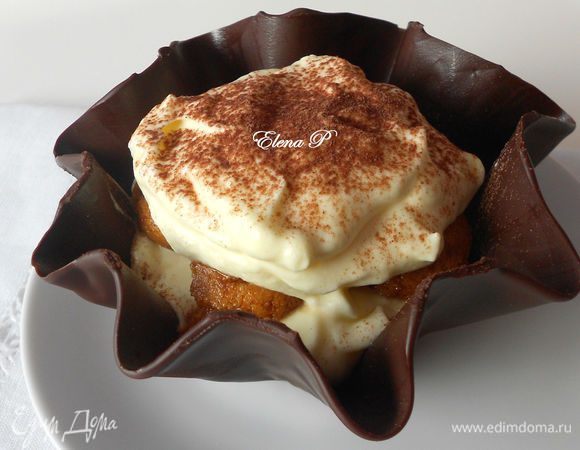 Половину этой смеси распределите по шоколадным чашам, ложкой добавьте  чуть более половины  сырной смеси.Затем опять печенье и сверху крем. До подачи уберите в холодильник.
Через ситечко посыпьте какао-порошком и сразу подавайте.